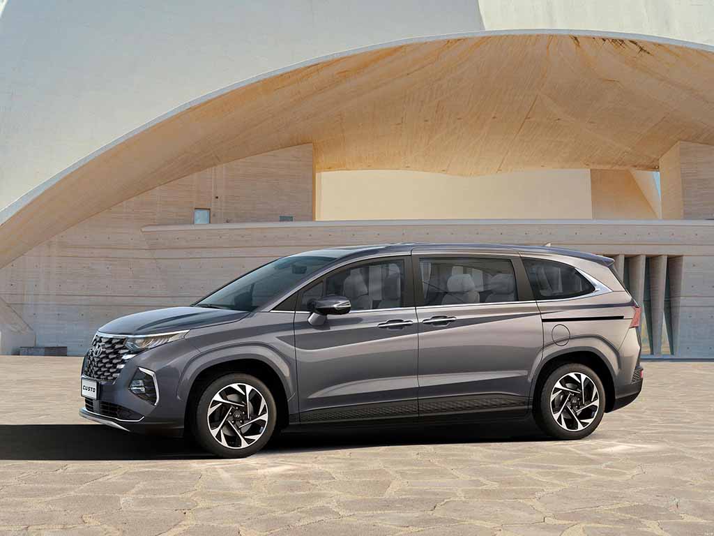 [THÔNG TIN MPV 7 CHỖ] Hyundai Custin ra mắt TOYOTA INOVA xanh mặt 11